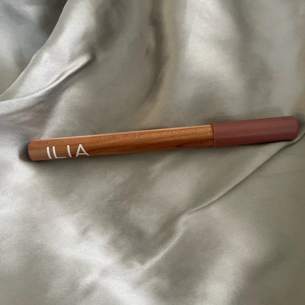 ILIA Hydrating Lip Crayon - Banquette - Picture 3 of 5